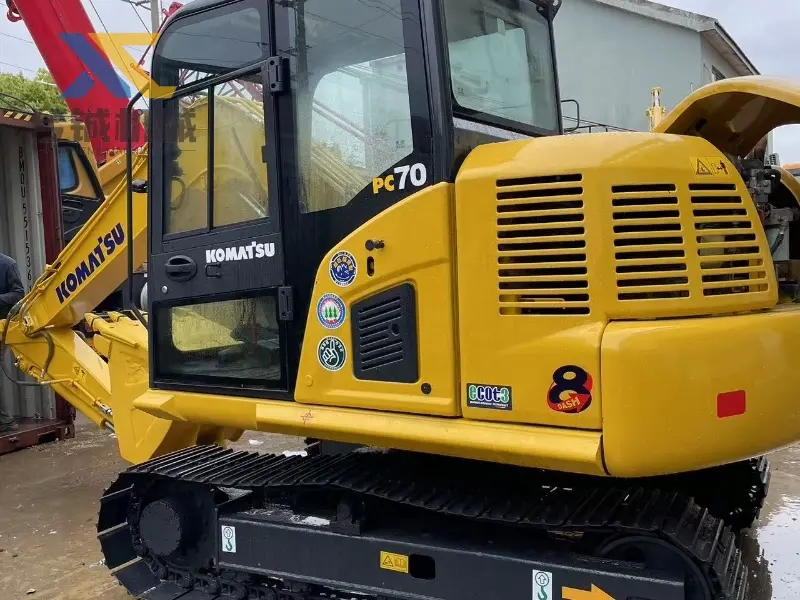 حفارة KOMATSU PC70-8 مستعملة للبيع